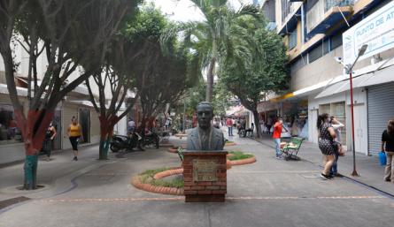 En la calle 11 A, entre avenidas 6 y 7, funcionó el mercado cubierto que se quemó en 1949, dando paso al edificio San José./ Fotos: Luis Alfredo Estévez