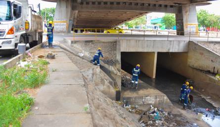 Aguas Kpital invitó a la comunidad a hacer buen uso de los canales de lluvias y a velar porque no se arroje ningún tipo de enseres que dificulten el tránsito de las aguas y contaminen la ciudad. / Foto: Cortesía