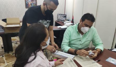 (Izquierda) María Virginia Valencia, secretaria Hacienda Cúcuta, junto a su par del departamento, Óscar Gerardino, quien recibe las tarjetas de los vehículos extranjeros registrados que no han sido reclamadas. / Foto: Cortesía