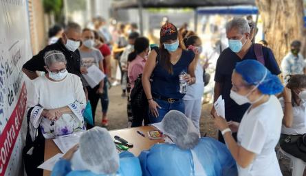 Las autgoridades esperan la resolución para oficializar la vacuna para el grupo etario mayor de 40 años./Foto Orlando Carvajal