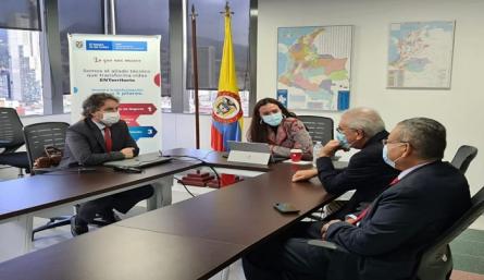 El alcalde Jairo Yáñez dialoga aquí con María Elia Abuchaibe, gerente general de la Empresa Nacional Promotora del Desarrollo Territorial – ENTerritorio. Lo acompañan José Antonio Lizarazo, gerente de la EIS Cúcuta (izquierda), y Jean Philippe Penning, asesor en proyectos estratégicos de la Alcaldía de Cúcuta./ Foto/ Cortesía.