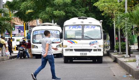 Los conductores señalan que el pasaje debe mantenerse en $2.200, porque todos los repuestos han subido y las empresas se encuentran en un momento crítico. /Archivo/ La Opinión 