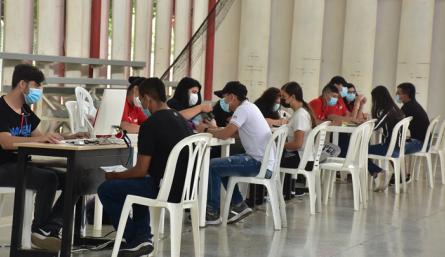 Estudiantes universitarios recibieron sim card con internet gratis 