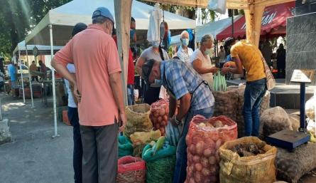 Agricultores de Ricaurte, Palmarito, Banco de Arena, Oripaya entre otros, vendieron sus productos en el mercado campesino realizado en el barrio Guaimaral./ Cortesía/ La Opinión 