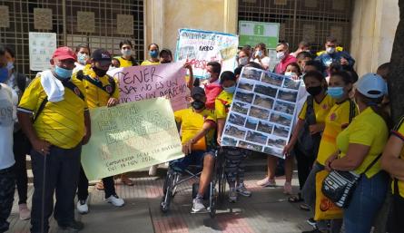 Plantón de damnificados del barrio 23 de Enero afuera de la Alcaldía de Cúcuta./Foto: La Opinión