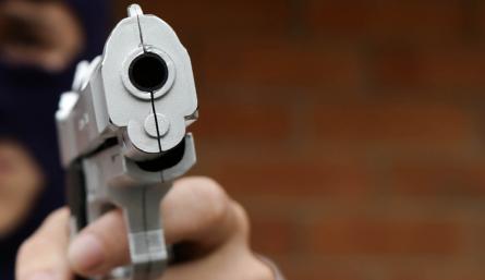 La legislación Colombia no considera letales las armas traumáticas y de fogueo, Sin embargo, lo pueden ser, dependiendo de la distancia y el lugar del impacto. Aunque la punta del proyectil sea de goma, puede perforar no solo la piel, sino el tejido muscular, llegando a causar la muerte. / Foto: Colprensa 