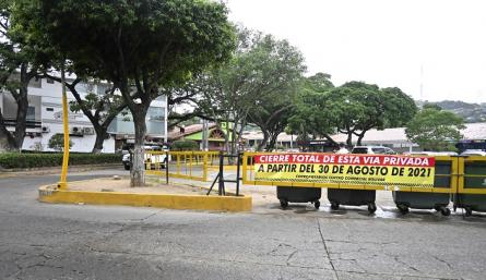 La medida de cierre ha sido señalizada por todo el sector con pancartas y vallas debido al deterioro vial. 