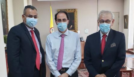 La agenda del alcalde Jairo Yáñez, en compañía del gerente de la EIS Cúcuta, José Antonio Lizarazo, incluyó una reunión en el despacho del ministro de Hacienda, Juan Manuel Restrepo (centro). / Foto: Alcaldía de Cúcuta