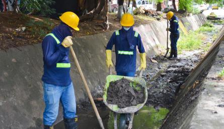 Aguas Kpital invitó a la comunidad a hacer buen uso de los canales y a velar porque no se arroje ningún tipo de enseres que dificulten el tránsito de las lluvias y contaminen la ciudad.