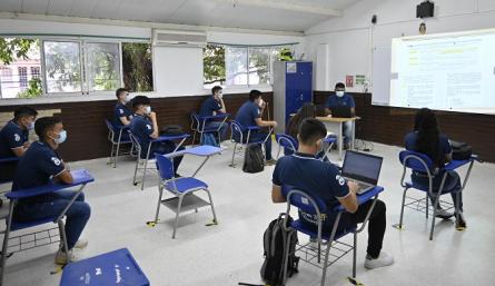 El 90% del profesorado y adminstrativos ya se aplicaron la vacuna; el aforo máximo por salón es de 15 estudiantes.