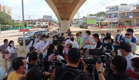 En rueda de prensa, el alcalde Jairo Yáñez informó que se declaró la urgencia manifiesta para que se destinen los recursos necesarios, con el fin de hacer una contratación directa con una empresa que terminen los trabajos. / Foto<: Juan Pablo Cohen