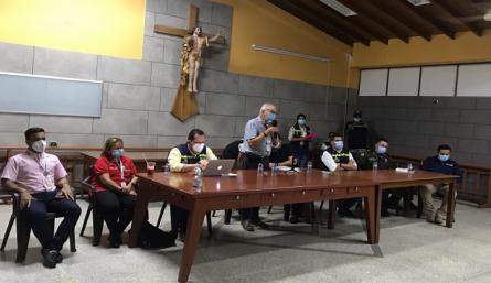 El alcalde estuvo reunido con la comunidad por 3 horas. / Cortesía/ La Opinión 