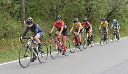 Mujeres ciclistas entrenan sobre al peaje. Foto: Jorge Gutiérrez