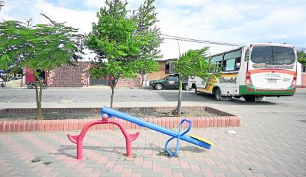 El paisaje del parque es acompañado por las busetas que se estacionan en el lugar./ Foto: Jorge Gutiérrez
