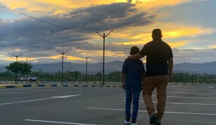 Javier, quien reconoce su error de empuñar un arma, camina feliz junto a su familia, la cual considera la mejor herramienta para ser feliz. / Foto: Cortesía