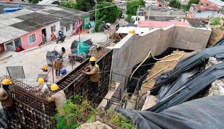 En la Victoria avanza la construcción de un muro de contención./Foto cortesía