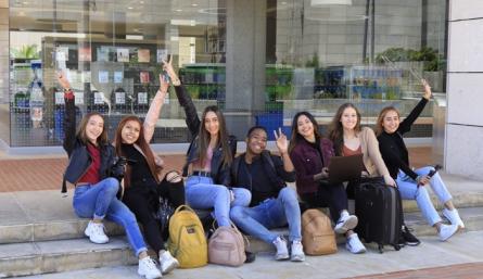 Si el estudiante presenta una necesidad económica, la Universidad otorga un descuento del 12% en el valor de la matrícula y un descuento adicional del 3% por pronto pago. 