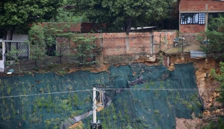 Comunidad asegura que el terreno es arcilloso, por lo que allí nunca se debió construir el conjunto residencial./ Foto: Pablo Castillo / La Opinión 