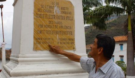  Don Beto, una de las víctimas sobrevivientes de la masacre, junto El busto de Jorge Eliécer Gaitán que fue destruido. / Foto: Jaime Landínez para el CNMH
