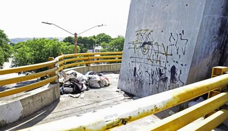 Aunque el lugar fue limpiado hace unas semanas, nuevamente está lleno de basuras y cambuches. / Foto: Pablo Castillo / La Opinión 