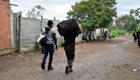 Ciudadanos cruzan en busca de alimentos e insumos médicos 