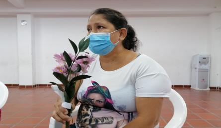 Mujer víctima de violencia por primera vez recibió flores./Foto: cortesía