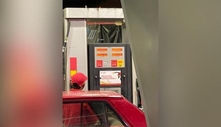 Esta situación fue captada en la estación de servicio de San Rafael. Un pequeño Renault fue surtido con 27,8 galones de gasolina, cuyo valor se traduce en más de 200 mil pesos. Esta irregularidad refleja una evidente modificación del tanque de combustible del vehículo. / Foto: Twitter @juancbocanegra