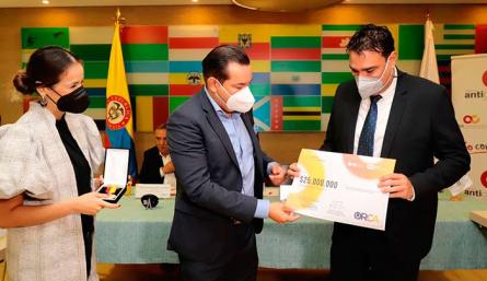 Oscar Gerardino recibe el premio por lucha anticontrabando./Foto cortesía
