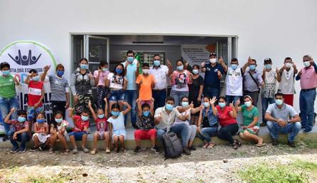 Habitantes de Palmarito posan enfrente del salón comunal recién inaugurado./Foto cortesía