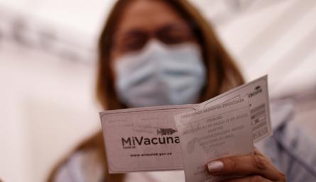 El ministro de Salud, Fernando Ruiz, ha dicho que el objetivo de esta medida es tener lugares más bioseguros e impulsar la vacunación en los más jóvenes. 