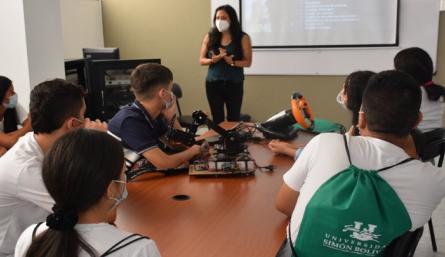 Estudiantes de la Institución Educativa Nuestra Señora de Belén y más de 400 bachilleres interesados en iniciar la vida universitaria conocieron presencial y virtualmente los programas académicos Unisimón./Foto: cortesía