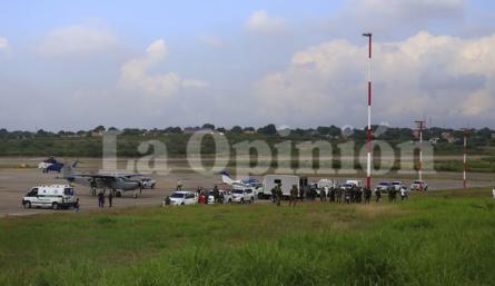 Un alta aglomeración de pasajeros se generó en la afueras del aeropuerto tras las suspensión de vuelos por causas de los atentados terroristas. / Foto: Juan Pablo Cohen