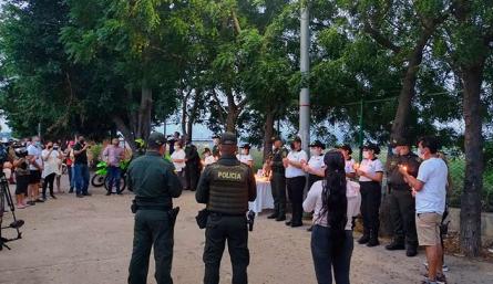 habitantes del barrio Aeropuerto y la Policía rindieron homenaje póstumo a los héroes de la patria asesinados./Foto cortesía