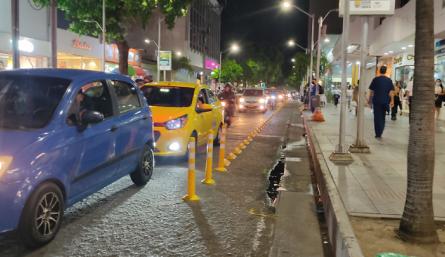 La calle 10, en pleno centro de la ciudad, es uno de los tramos intervenidos con una ciclorruta./ Foto: Leonardo Oliveros