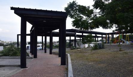 Los habitantes del sector piden la reparación de las luminarias, para evitar que los delincuentes se sigan refugiando allí.  / Foto: Pablo Castillo / La Opinión