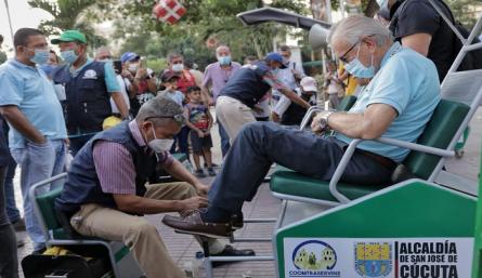 Entregan módulos nuevos para lustrabotas del parque Santander./Foto: cortesía