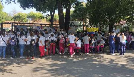 Madres comunitarias y ‘Fami’, quienes prestan sus servicios en los hogares bajo responsabilidad del Instituto Colombiano de Bienestar Familiar, se plantaron afuera de la Regional del #ICBF, en #Cúcuta, para rechazar la “ración de hambre” que quieren darles a los niños y niñas.