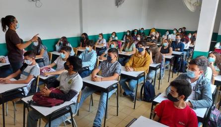 Saturados los salones que en algunos casos no cuentan con la ventilación cruzada.