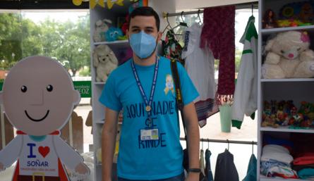 Mateo Solar Herrera es un administrador financiero que en su adolescencia tuvo que atravesar por dos episodios de cáncer en el sistema linfático./ Foto: La Opinión.