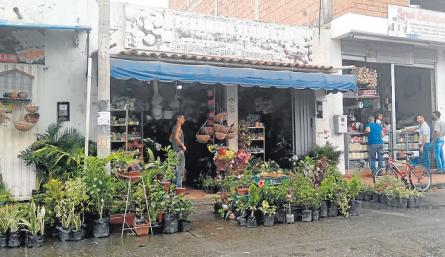La ocupación del espacio público por parte de los vendedores informales, provoca trancones.