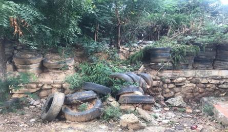 Con neumáticos reciclados y malla que se ha comprado mediante rifas y bazares, los vecinos del sector han creado un muro de contención de forma improvisada 
