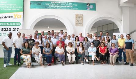 Los académicos volvieron a una sesión presencial luego de dos años de pandemia. / Foto: Cortesía / La Opinión 