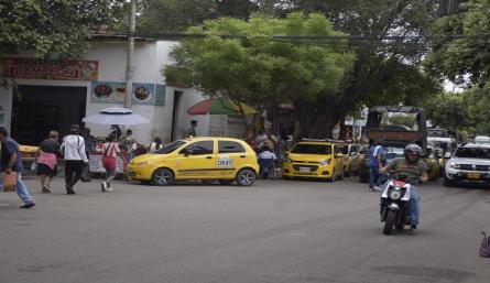 La meta para el 2030 es reducir en un 40%, la prestación ilegal e informal del servicio de transporte. / Foto: Pablo Castillo / La Opinión 