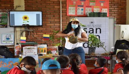 Como un estímulo para desarrollar el hábito de la lectura en el aprendizaje de buenas prácticas para la siembra, el abono y la germinación de semillas, la Alcaldía de Cúcuta, lleva a cabo la iniciativa “Huertas Literarias” que favorece a niños y niñas de las zonas rurales y urbanas.