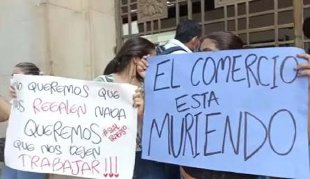 Comerciantes protestan frente a la alcaldía. 