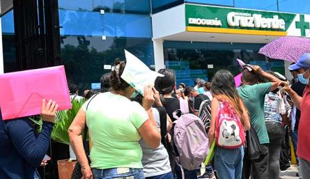 Usuarios de la salud deben hacer largas colas para que los atiendan./Foto Jorge Gutiérrez