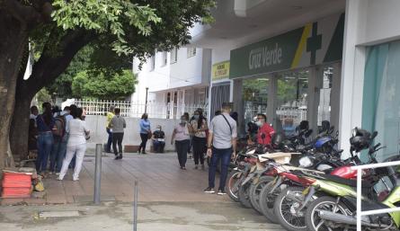 Los conductores invaden los andenes y las vías estacionando de manera irresponsable