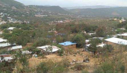 Las docenas de viviendas fueron construidas en lotes, al parecer, comprados de manera informal y/o invadidos