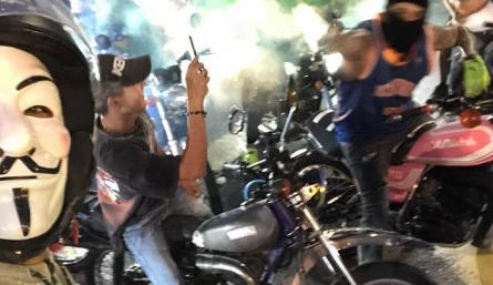 Pareciera que los motorizados jugaran al ‘gato y al ratón’ con la Policía de Tránsito de Cúcuta, pues cuando llegan a imponer el orden en la vía, desaparecen. Esa práctica llevaría desde 2016, cuando construyeron el Anillo Vial, que sería, según Mayid Gene, secretario de Tránsito de Cúcuta, uno de los varios puntos donde los ‘parches’ de motociclistas se reúnen. “Eso ha sido de toda la vida, recuerdo que hace años lo hacían allí cuando eran trochas. En varios operativos que se hace con la Policía de Tránsit