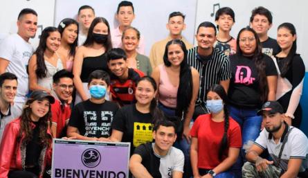 Entre clases de instrumentos musicales y momentos espirituales pasan los jóvenes que acuden al grupo ‘Las 18’, cada sábado.